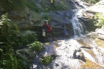 Discesa Rio Barchero:<br>Si entra nel rio poco a monte della prima calata C15 che inizia con mancorrente da 12.Segue C20 con mancorrente da 10 .<br>Da qui doppia possibilità C60 + C15 su settore Ds fino alla fine della cascata ,oppure mancorrente da 20 nel settore sinistro orografico per raggiungere catena con C60. scivoloso).<br>Si passa su destra orografica cercando la via migliore si arriva ad placca scivolosa da 5 m.(chiodo con corda fissa).<br>Dopo alcuni minuti di camminata greto si arriva alla confluenza con il Rio Palocco ,in breve alla partenza del Feilongo.